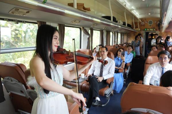 Đoàn tàu Kết nối di sản miền Trung nối Huế - Đà Nẵng có gì đặc biệt?
