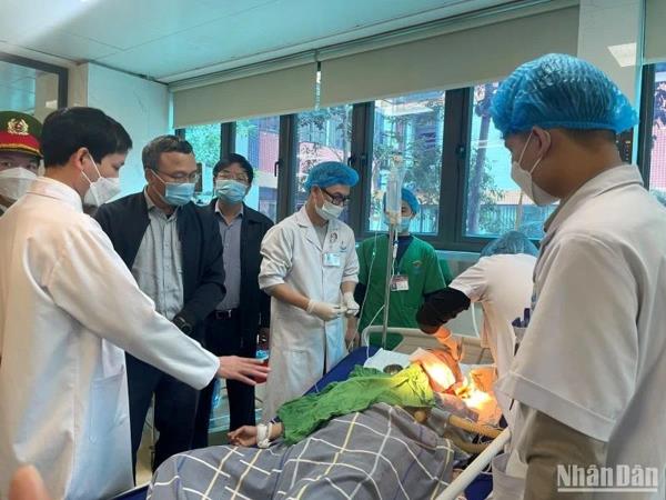 Nhanh chóng khắc phục hậu quả vụ tai nạn giao thông đặc biệt nghiêm trọng tại Tuyên Quang