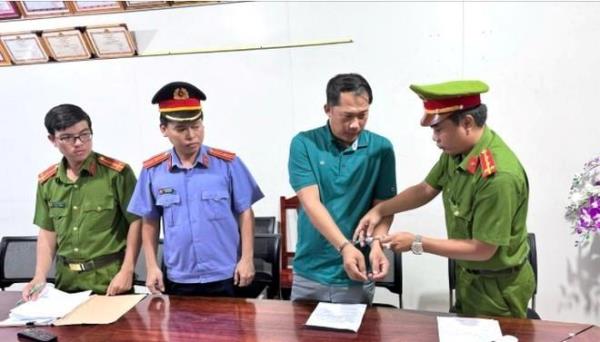 Bắt khẩn cấp Chủ tịch xã nhận hối lộ hơn 5 tỷ đồng để làm ngơ cho các sai phạm