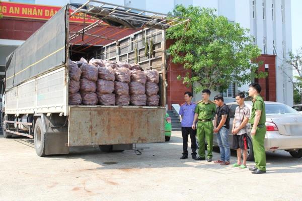 Công an Nghệ An bắt vụ ngụy trang 1,4 tấn pháo nổ trong thùng xe chở khoai