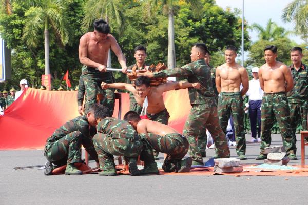 Mãn nhãn trước màn biểu diễn võ thuật của trinh sát Đặc nhiệm Quân đội Nhân dân Việt Nam