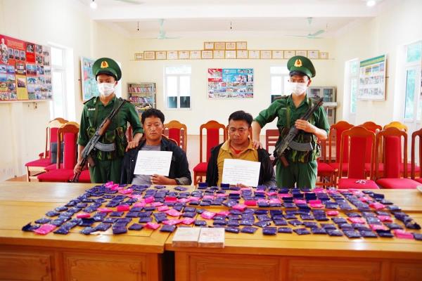 Hai đối tượng bị bắt cùng 2 bánh heroin và 48.000 viên ma túy