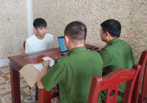 Khẩn trương bắt giữ đối tượng dùng dao đe dọa nhân viên để cướp điện thoại