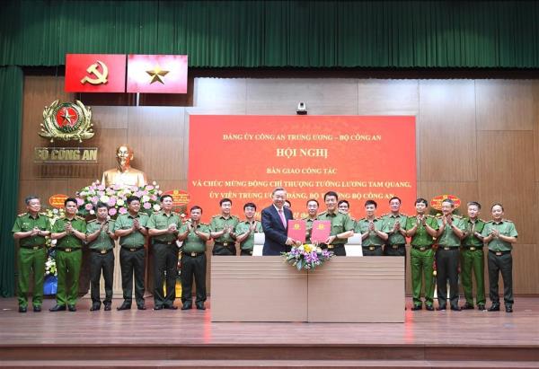 Bàn giao công tác giữa Chủ tịch nước Tô Lâm và Bộ trưởng Lương Tam Quang