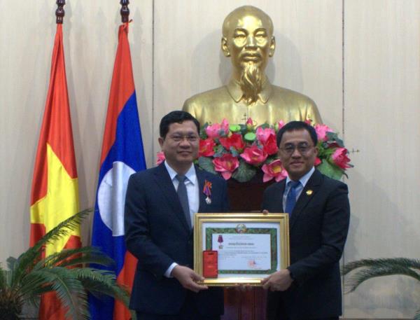 Phó Chủ tịch Thường trực HĐND thành phố Đà Nẵng Trần Phước Sơn nhận Huân chương Tự do của Nhà nước Lào