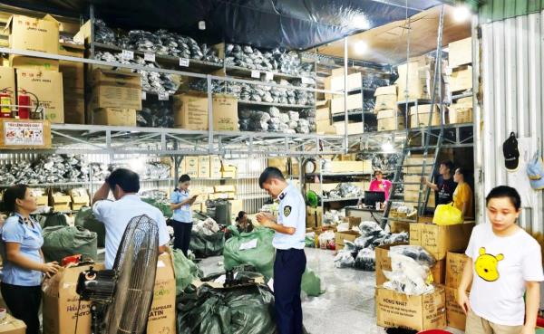 Phát hiện 1 trường hợp kinh doanh giày, dép có dấu hiệu giả mạo nhãn hiệu danh tiếng của nước ngoài với số lượng lớn