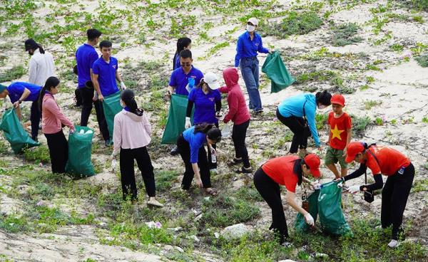 Chung tay làm sạch môi trường biển