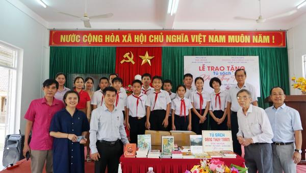 Nhà thơ Thanh Thảo tặng tủ sách Đặng Thùy Trâm cho trường THCS Trần Cao Vân