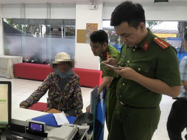 Đà Nẵng: Ngăn chặn người phụ nữ mang cọc tiền 300 triệu đến ngân hàng chuyển cho kẻ lừa đảo