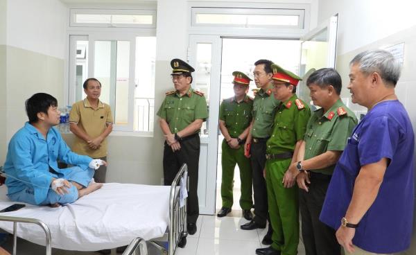Giám đốc Công an TP Đà Nẵng thăm, động viên 2 cán bộ Công an phường bị thương khi trấn áp đối tượng