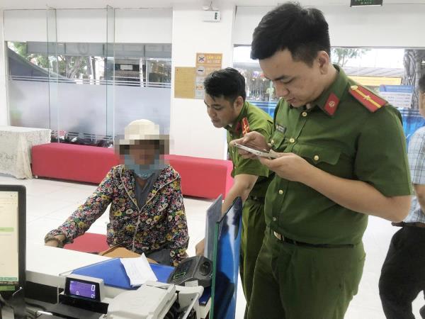 Cụ bà suýt mất 300 triệu đồng vì tin lời Công an giả