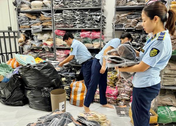 Xử lý 2 vụ nhập lậu số lượng lớn quần áo may sẵn từ Trung Quốc