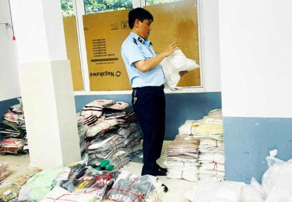 Phát hiện hơn 3.200 sản phẩm quần, áo may sẵn nhập lậu từ Trung Quốc