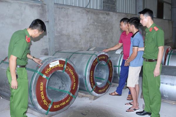 Đang trốn nã vẫn tiếp tục lừa đảo