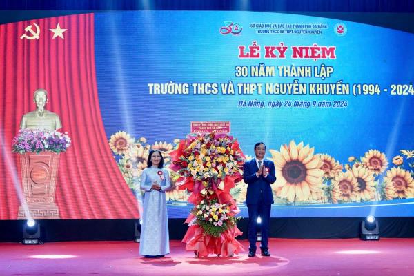 Chủ tịch UBND thành phố Đà Nẵng dự Lễ kỷ niệm 30 năm thành lập Trường THCS và THPT Nguyễn Khuyến