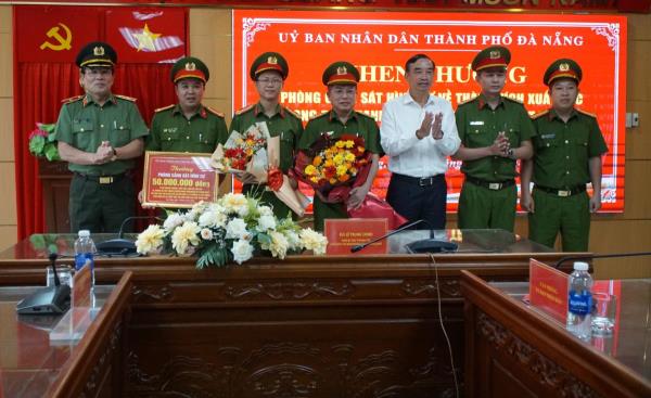 Chủ tịch UBND TP Đà Nẵng khen thưởng lực lượng khám phá nhanh 2 vụ án