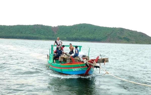 Lai dắt thành công tàu cá bị chìm, 3 ngư dân thoát nạn