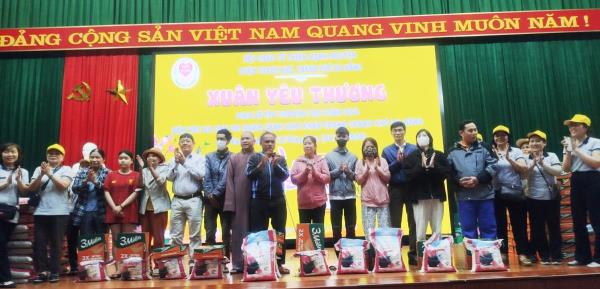 Quà Tết hơn 100 triệu đồng được Hội cháo từ thiện Hạnh Nguyện trao cho người nghèo ở Đà Nẵng