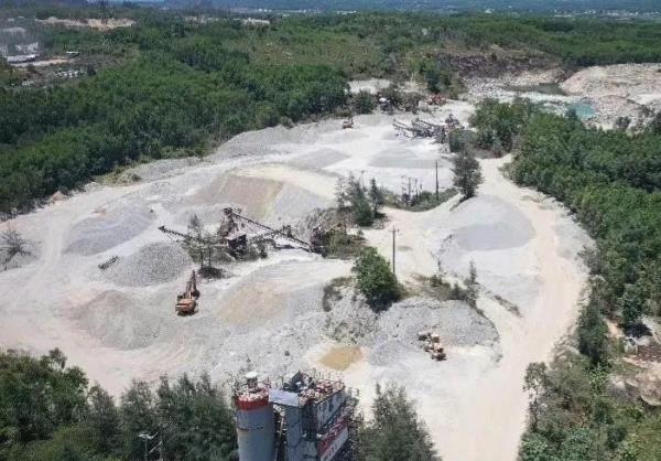 Tài xế bị vùi lấp tử vong trong mỏ đá ở Quảng Ngãi