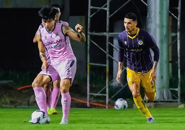 Cùng một ngày, Xuân Son và Đoàn Văn Hậu tái xuất