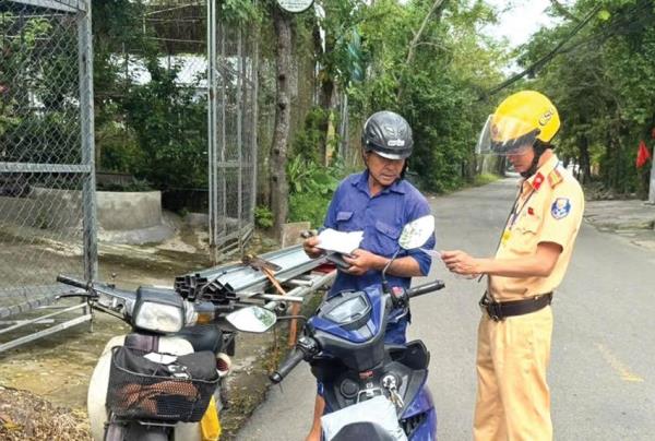 Ngăn chặn tình trạng người vi phạm giao thông bỏ của chạy lấy người để né nộp phạt