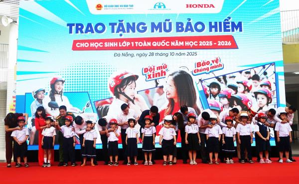 Trao tặng mũ bảo hiểm cho học sinh trường tiểu học
