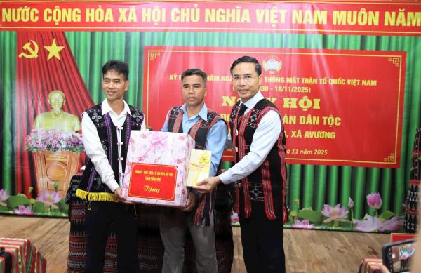 Chủ tịch Ủy ban nhân dân thành phố Đà Nẵng Phạm Đức Ấn dự Ngày hội Đại đoàn kết tại xã A Vương