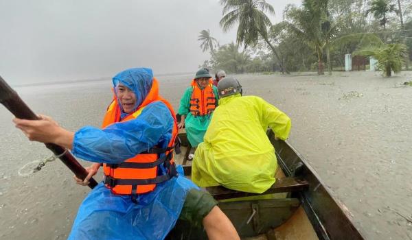 Luôn ở bên lúc dân cần, dân khó