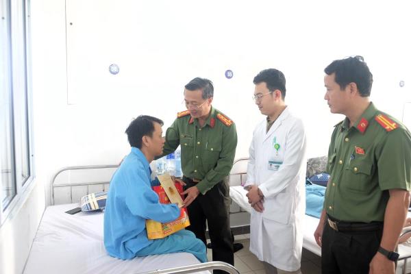 Lãnh đạo Công an thành phố Đà Nẵng thăm, động viên lực lượng BVANTT ở cơ sở bị thương khi làm nhiệm vụ phòng chống thiên tai