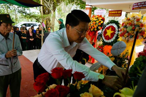 Lãnh đạo Thành ủy, HĐND, UBND thành phố Đà Nẵng dâng hương tại tượng đài các Liệt sĩ Đặc công - Biệt động thành