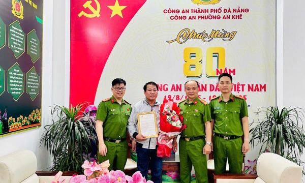 Công an phường An Khê khen thưởng công dân dũng cảm ngăn chặn đối tượng dùng hung khí tấn công phụ nữ