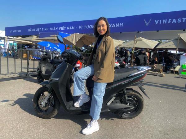 Lái thử tại Vietnam Mobility Show 2025, người dùng khen xe máy điện VinFast khỏe hơn xe xăng và êm ái hơn nhiều