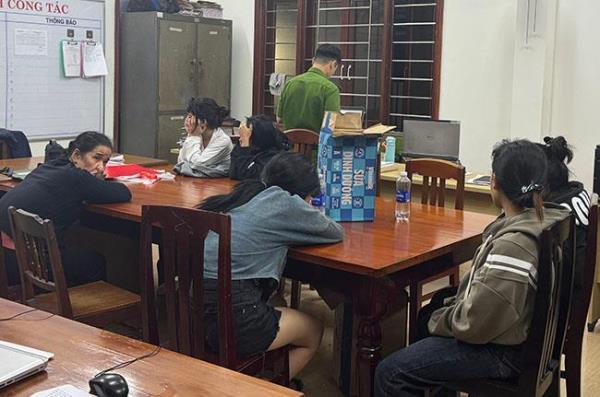 Khởi tố 2 tú bà và khách làng chơi