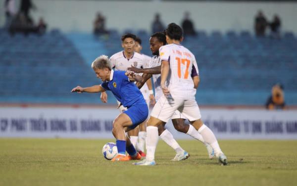 Cục diện V.League 2024/25 sau vòng 12: Hâm nóng hai đầu V.League