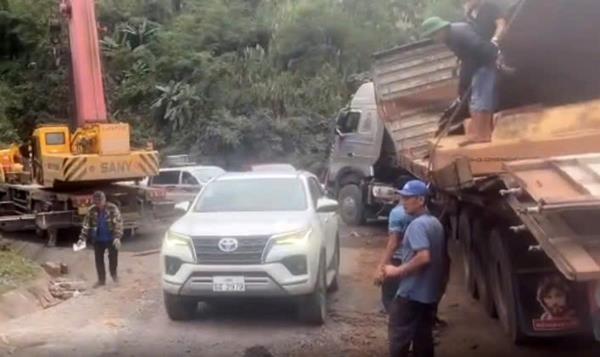 Thông tuyến độc đạo sau nhiều giờ ách tắc