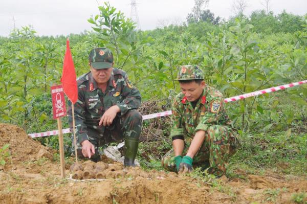 Bộ đội Công binh xử lý an toàn hầm đạn, pháo sót lại sau chiến tranh