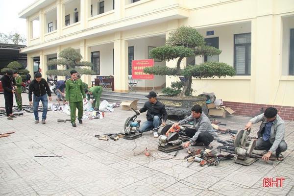 Tiêu hủy nhiều vũ khí, công cụ hỗ trợ