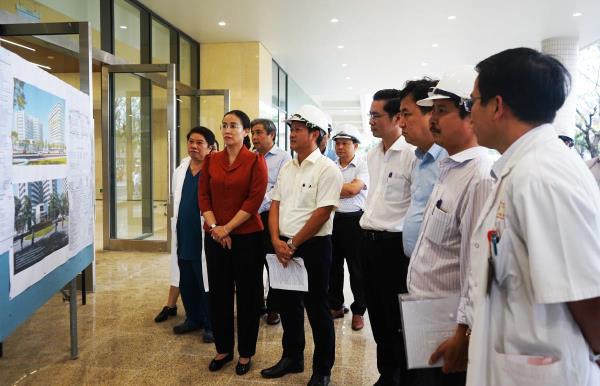 Phó Chủ tịch UBND TP Đà Nẵng Nguyễn Thị Anh Thi kiểm tra 2 công trình y tế trọng điểm