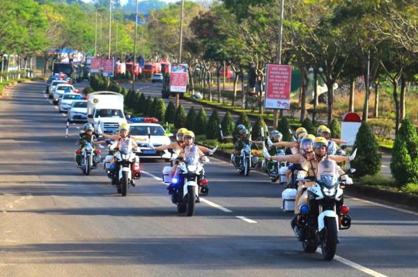 Lúc dân cần, Cảnh sát giao thông có