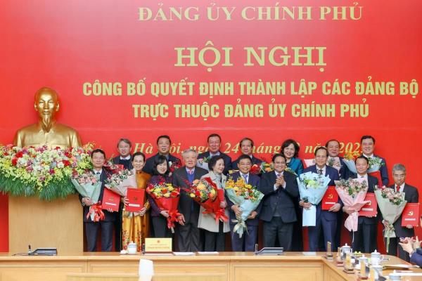 Thủ tướng Phạm Minh Chính trao Quyết định thành lập 15 Đảng bộ thuộc Đảng ủy Chính phủ