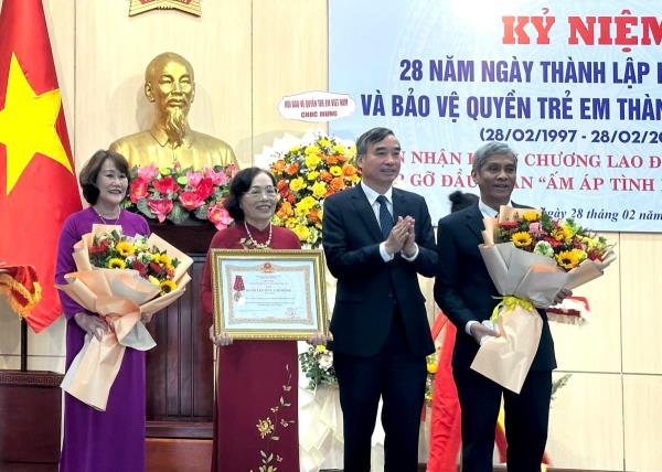 Hội Từ thiện và Bảo vệ quyền trẻ em thành phố Đà Nẵng đón nhận Huân chương Lao động hạng Nhất