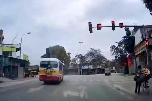 Xử phạt tài xế xe buýt vượt đèn đỏ