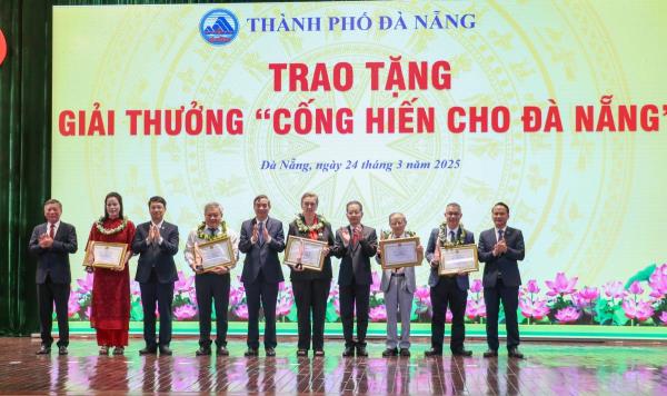 Tôn vinh điển hình tiên tiến năm 2024 và trao tặng Giải thưởng Cống hiến cho Đà Nẵng