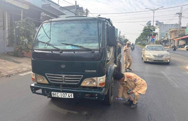 Tông vào xe tải, người đi xe máy tử vong