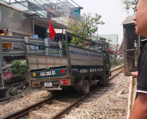 Hy hữu, xe tải bất ngờ nhập làn rồi mắc kẹt giữa đường ray ở Đà Nẵng