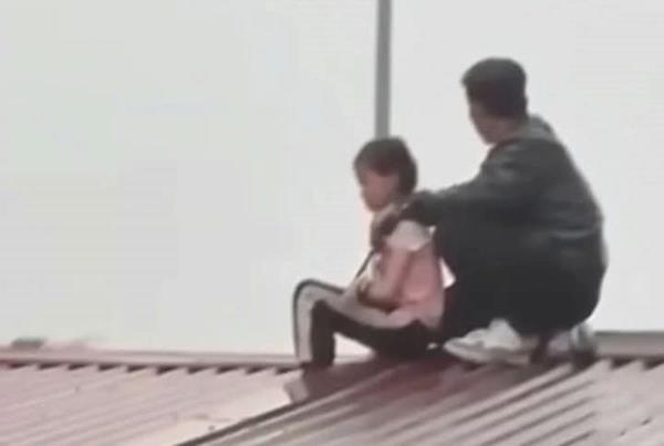 4 giờ cân não giải cứu bé gái con tin trong tay kẻ ngáo đá