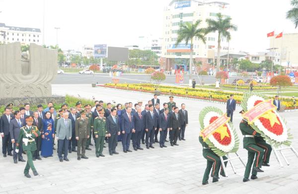 Tổng bí thư Tô Lâm dâng hương, tưởng niệm các anh hùng, liệt sĩ tại Đài tưởng niệm thành phố Đà Nẵng