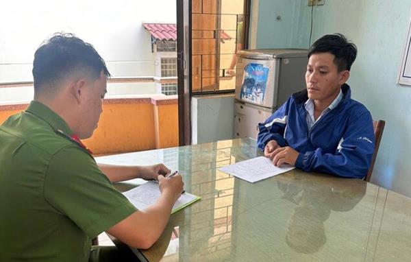 Lẻn vào nhà dân bắt dế