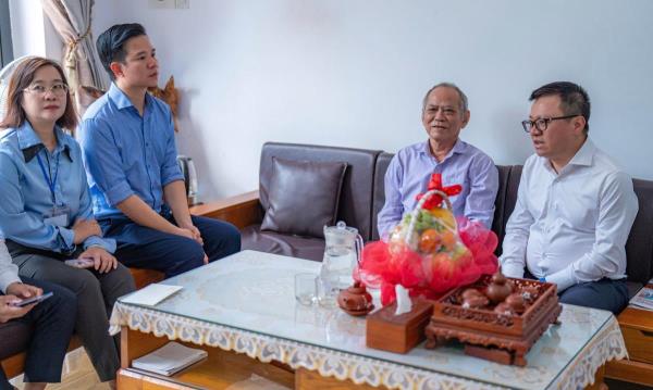 Phó Trưởng Ban Tuyên giáo và Dân vận Trung ương Lê Quốc Minh thăm và tặng quà các nhà báo lão thành tại Đà Nẵng, Quảng Nam
