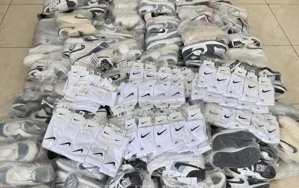 Tạm giữ gần 400 sản phẩm giày, tất nghi giả nhãn hiệu Nike